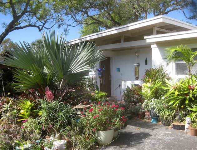 Tropical Oasis w/pool near beach