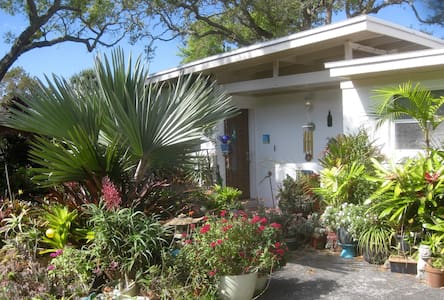 Tropical Oasis w/pool near beach