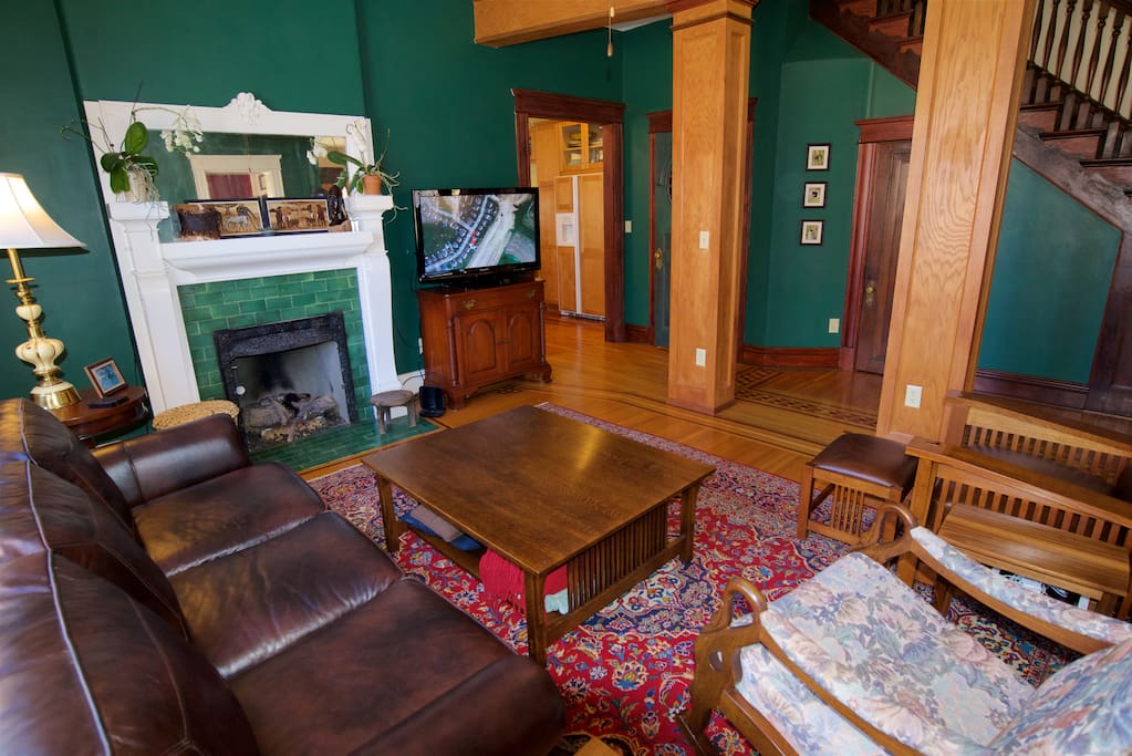 Gas log fireplace, 40" TV, comfy leather couch!