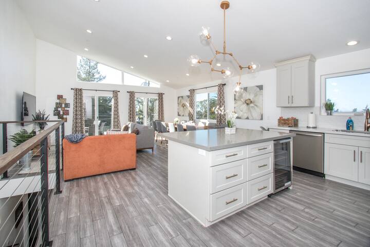 Contemporary New 4 Bedroom Home with Ocean Views! gallery image 4