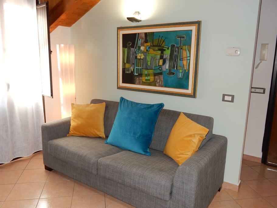 Soggiorno con divano letto - living room with sofa bed (cm. 145 x 185)