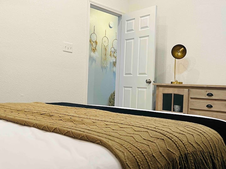 כל חדרי השינה שלנו כוללים מיטות קווין סייז ומזרנים מפוארים בגודל15אינץ '