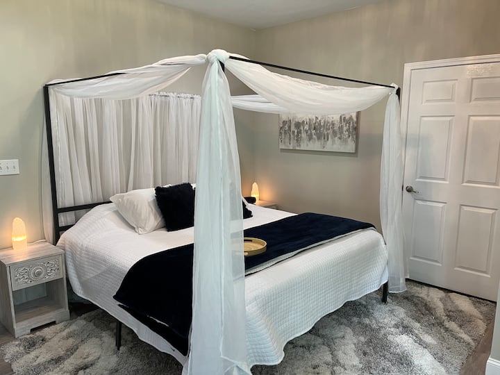 Winter Woods downstairs bedroom with king size bed