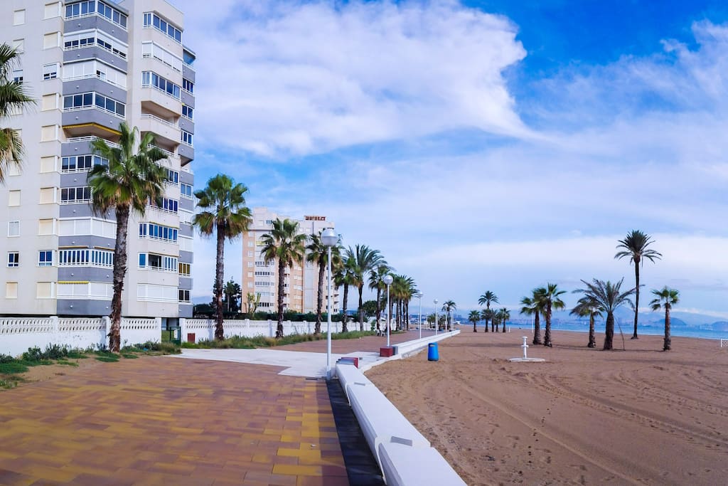 Edificio y Paseo Marítimo