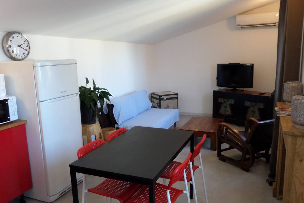 Cuisine et séjour vue de la chambre