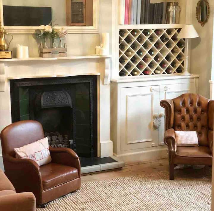 Three Bedroom Edwardian Home Bagshot Surrey - Bracknell