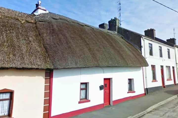 Thatched cottage in heart of Clarinbridge village - Cottages for Rent in  Clarinbridge, County Galway, Ireland