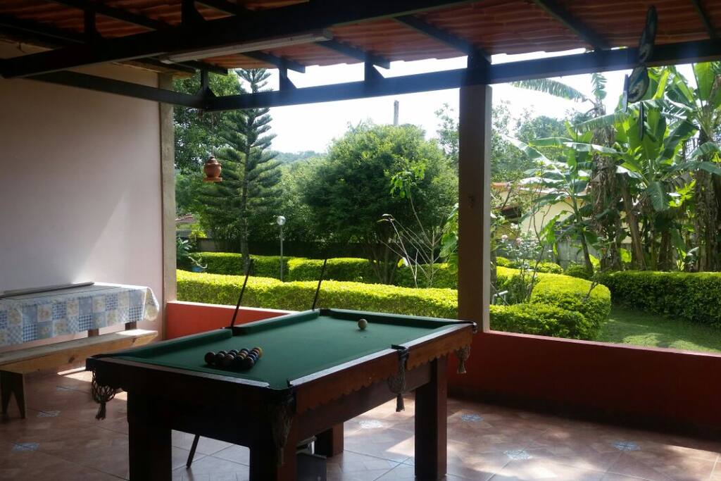 Mesa de sinuca na varanda da churrasqueira na parte dos fundos da casa.