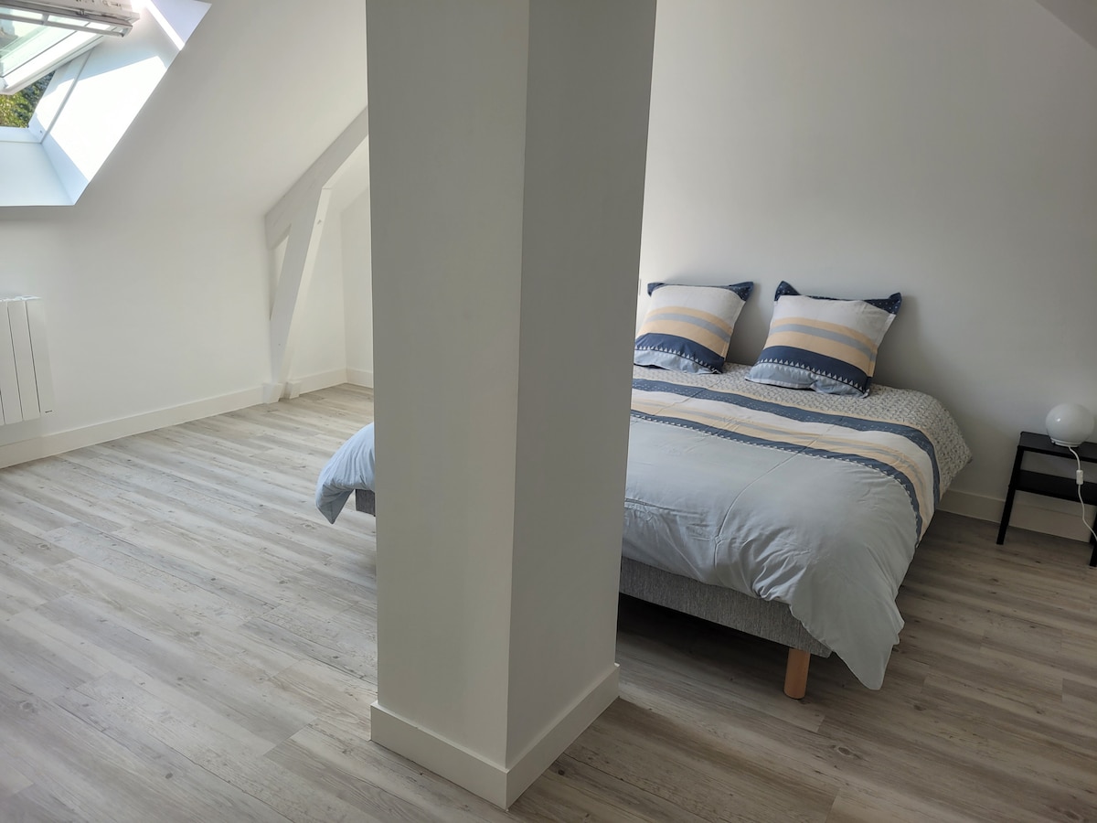 Chumba kikubwa cha kulala kwenye ghorofa ya juu chenye vitanda 2 vya 90 X 200 ambacho kinaweza kuwekwa kwenye kitanda 1 cha 180 X 200