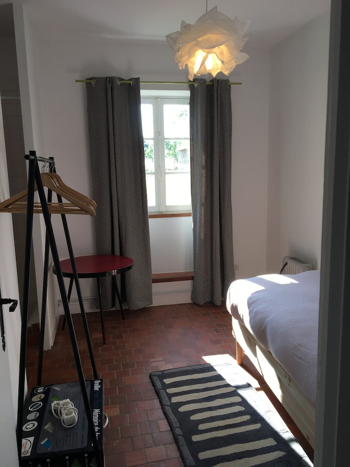 غرفة النوم رقم1 في الطابق الأرضي مع دش ومغسلة تطل على الشرق