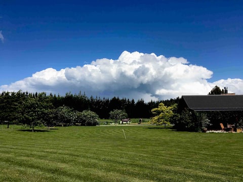 Self-contained and private. Safe quiet farm stay.