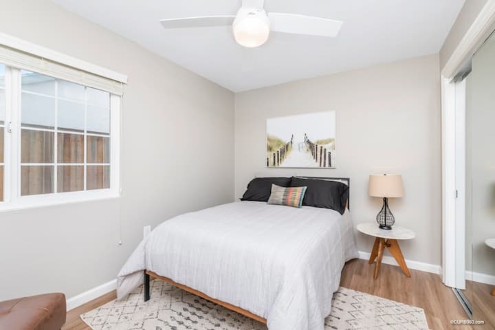 Третата спалня има голямо легло, голям гардероб и удобна зона за сядане.