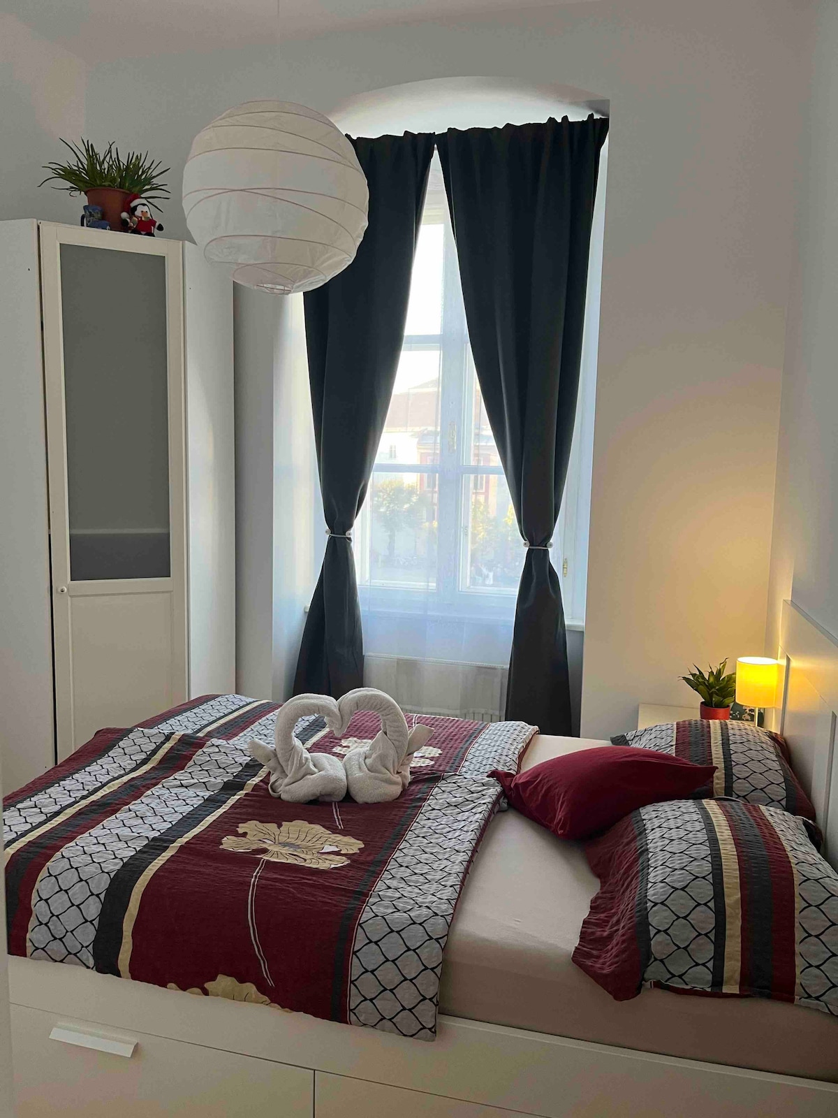 חדר השינה הפרטי שלכם עם ארון, שידת לילה ושולחן כתיבה