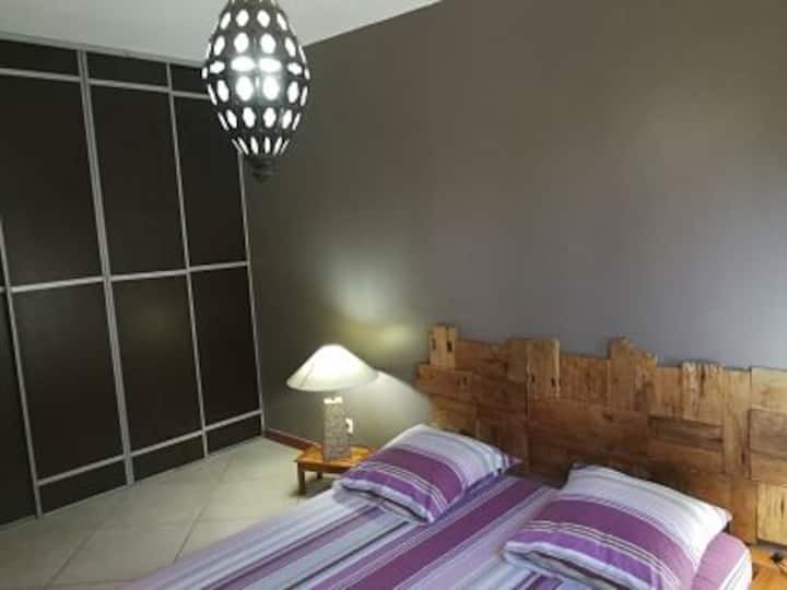 niska spavaća soba i ormar