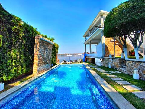 Beautiful Villa at the Foot of the Lake for 30 people