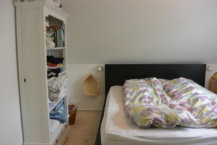 Soveværelse ovenpå med en  luksuriøs kingsize-seng (180 x 200 cm). Få en god nats søvn!