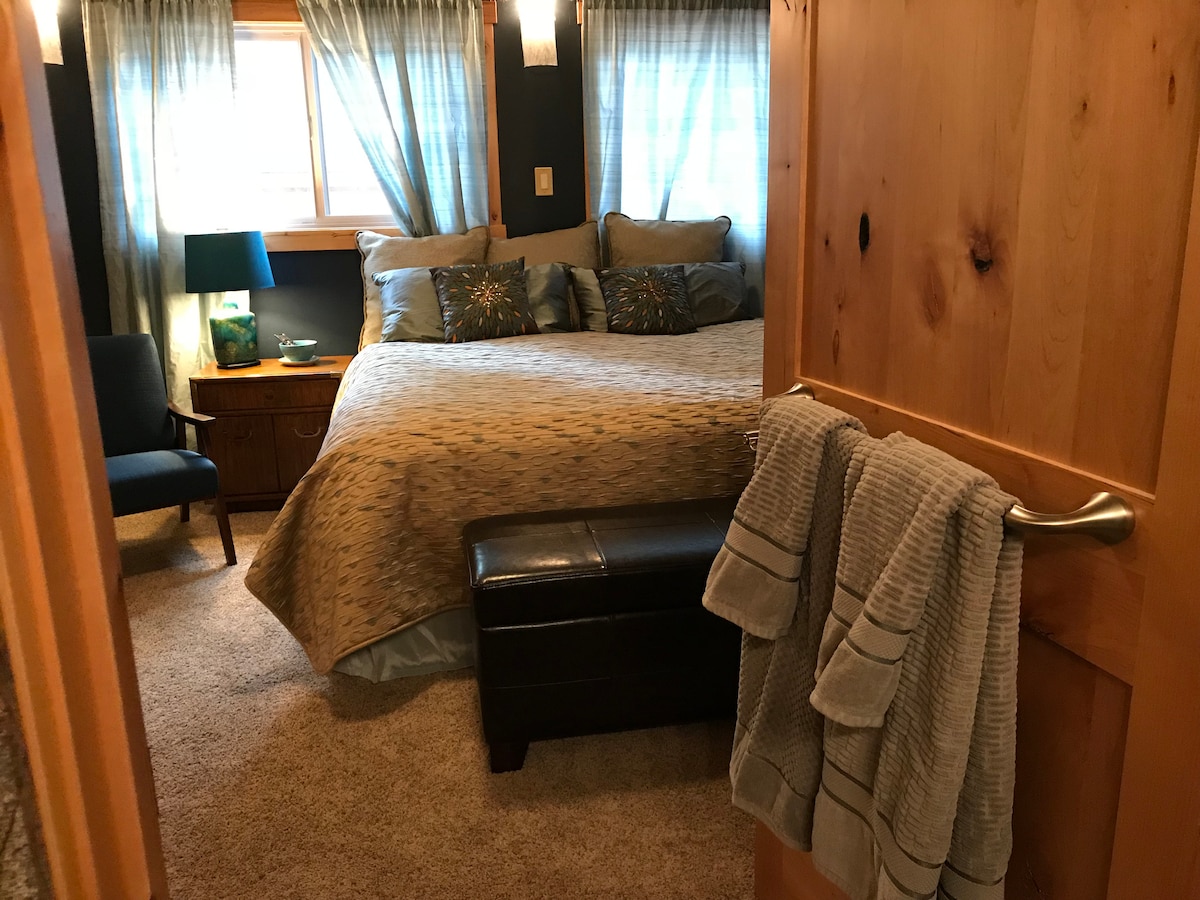 Изглед към основната спалня от банята Master Rainforest