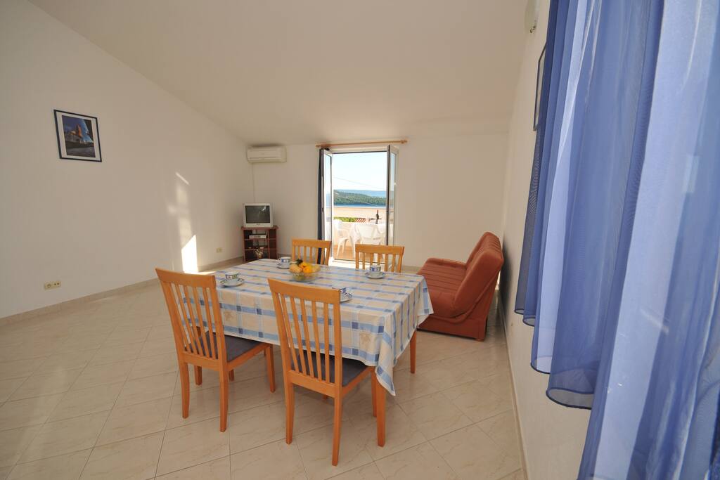 Living room/dining area