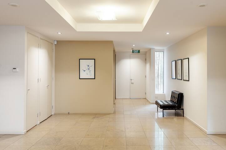 Incredible Family Apt W/spa Bath and Private Garden. gallery image 3