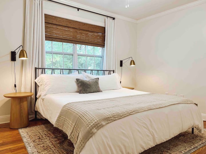 Seconda camera da letto sulla sinistra! Letto king-size con materasso in memory foam, biancheria da spa di alta qualità e tende oscuranti! Armadio con grucce (perché non è una pratica standard di Airbnb?).