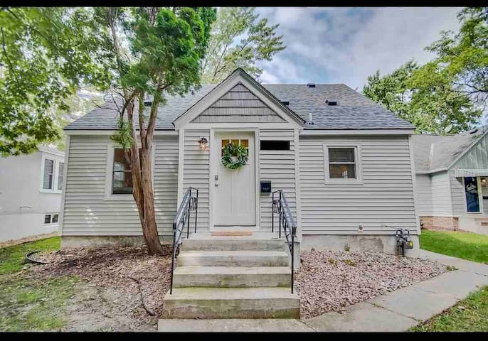 The Cozy Bungalow Home by Falls, MOA, VA, DT
