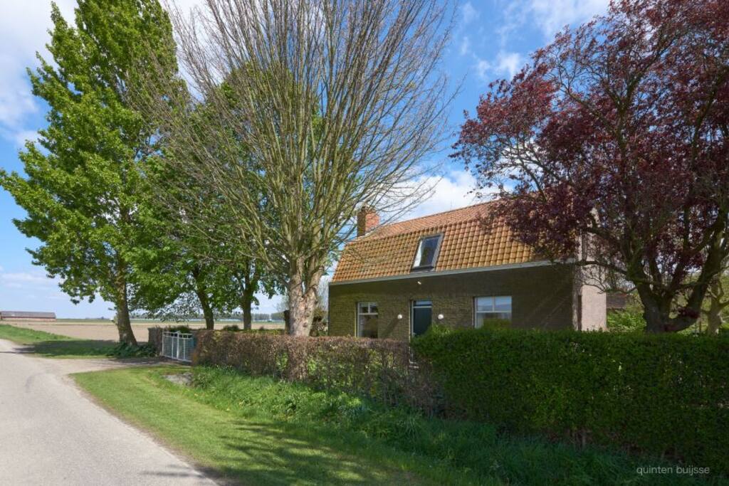 Het 5-persoons karakteristiek Zeeuws-Vlaams boerenhuisje met fijne ruime vertrekken.