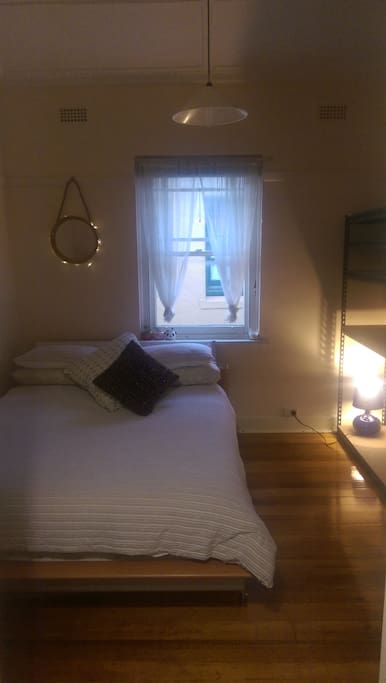 Clean & cosy room for rent.