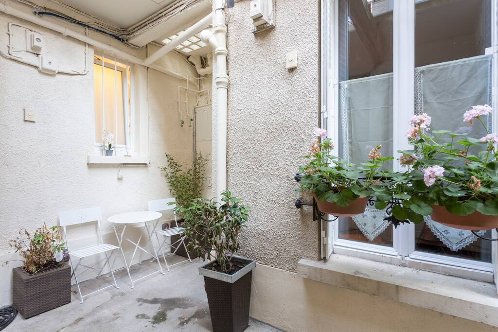 Fenêtre de la chambre sur cour