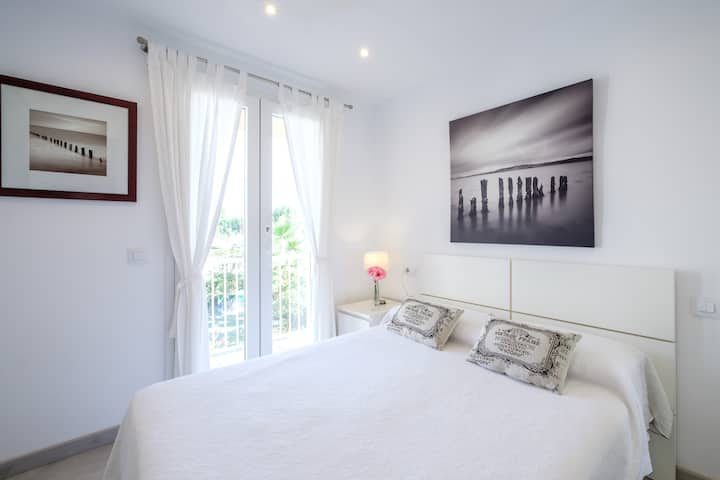 Kitanda kidogo cha watu wawili: sentimita 135 x 190.
Pamoja na kabati la nguo, ac na ufikiaji wa roshani ya pembeni.