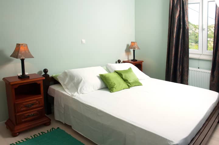 חדר שינה ראשי
עם מיטת קינג סייז ומקלחת צמודה - למעלה