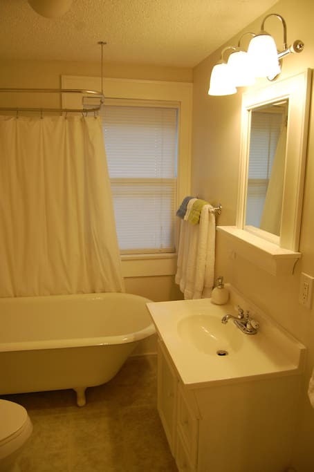 Queen rooms share this bathroom if both are rented