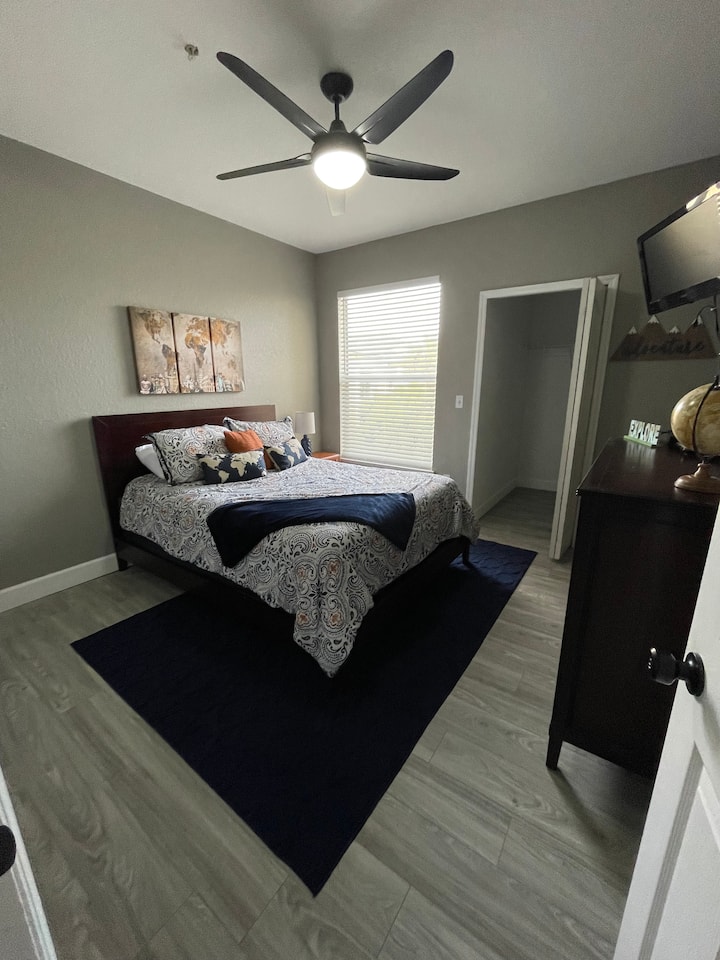 Chumba cha kulala cha Epcot - kusafiri na adventure!  Ina kitanda cha ukubwa wa malkia, kabati kamili la nguo, TV, kutembea kwenye kabati, feni ya dari, taa ya kitanda na kituo cha kuchaji.