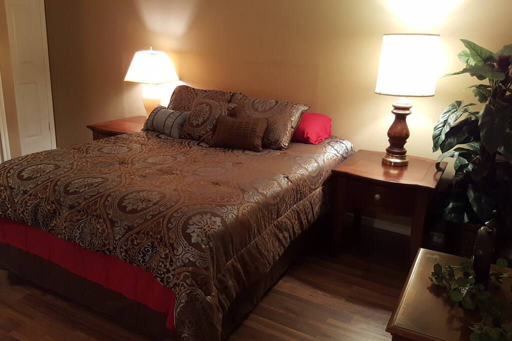 Private bedroom with Queen size pillow top bed
