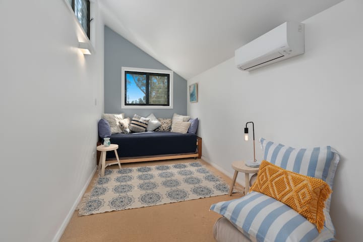 带单人床和带脚轮的儿童阁楼游戏室