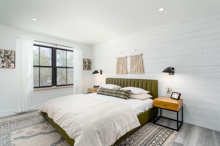 带加大双人床平台的客房。