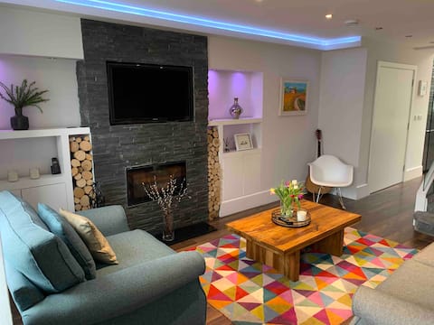 Temple house 

Cheerful 2-bedroom
townhouse
