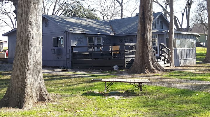 Camp Willow Resort Camp Cabin - New Braunfels, TX