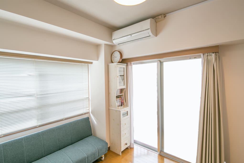 採光好的大窗戶/bright light from the big window