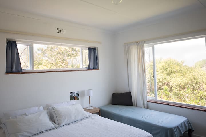 第一间卧室配备2米宽双人床和额外的1米宽单人床