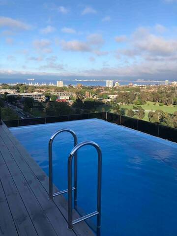 Opposite Albert Park Lake – 10min walk to beach gallery image 3