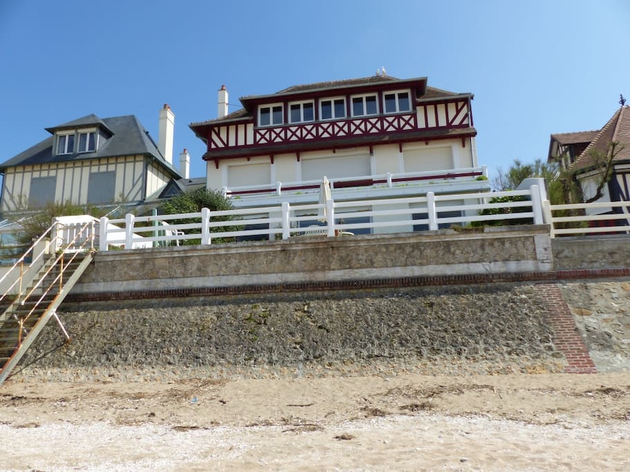 Escalier sur la plage/Stairs on the beach