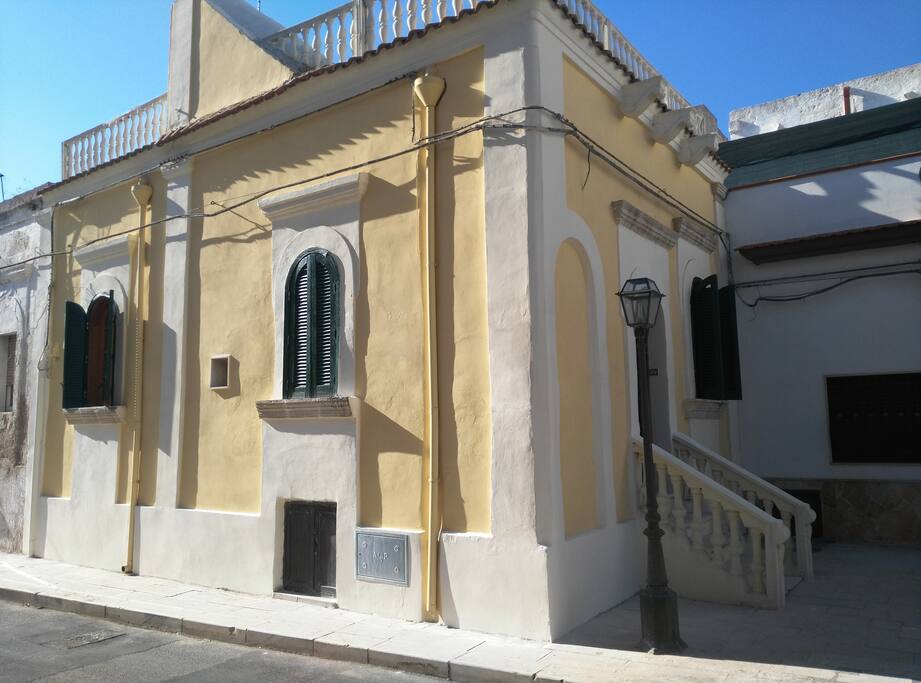esterno casa con scala ingresso