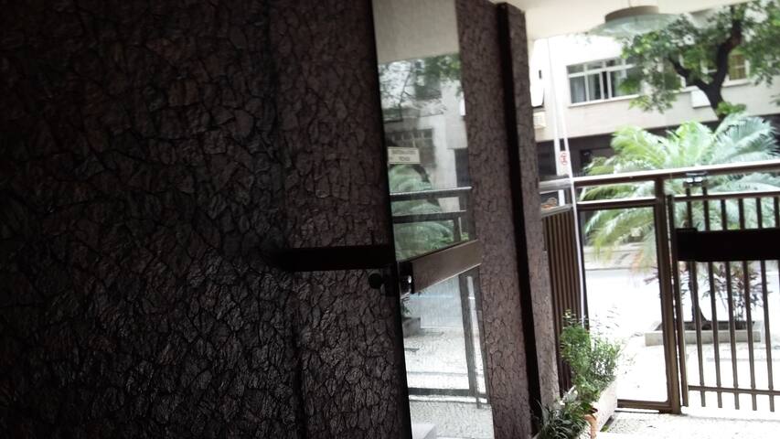 APTO 2 MIN.PRAIA IPANEMA, WIFFI, AR CONDICIONADO! gallery image 3