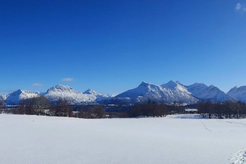 Panoramautsikt over Storsæter vinterstid i nydelig vintervær, perfekt for en skitur! - Panorama av Storsæter in beatiful winter weather, perfect for skiing!