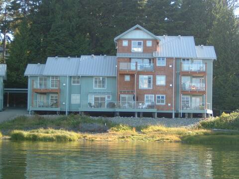 Adrienne's Loft- Waterfront Suite