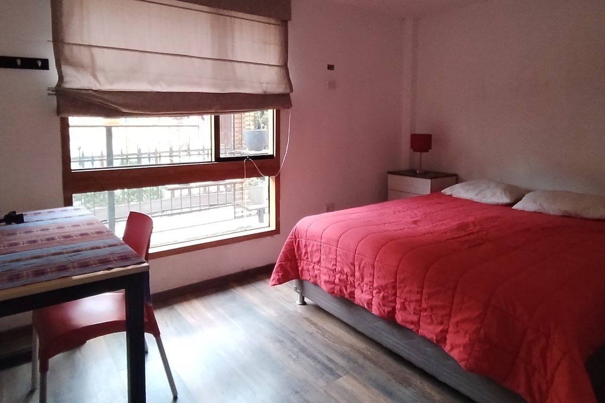 ห้องเตียงใหญ่: วิวกลางแจ้ง 
เตียงควีนไซส์ + พื้นที่ทำงาน