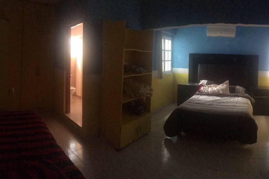 Habitación 2: cama matrimonial, cama individual, tocador y baño completo. (3 personas)