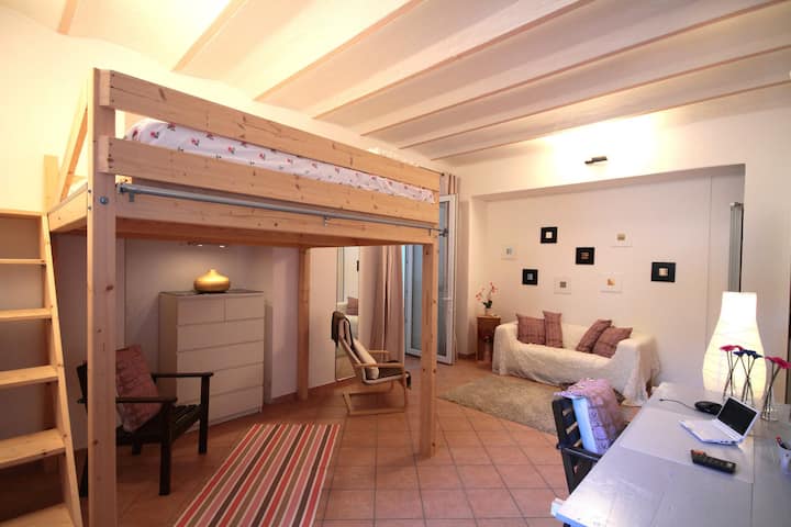 Sehemu ya pili ya kulala ya roshani ya Mirage, yenye bafu.