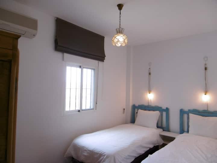 ห้องนอนพร้อมเตียงเดี่ยว 2 หลัง