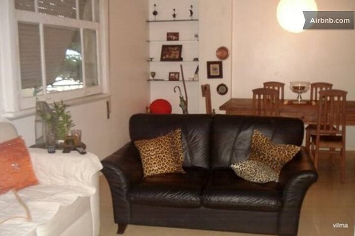 Copacabana, apt simples com SUPER localizacao. gallery image 3